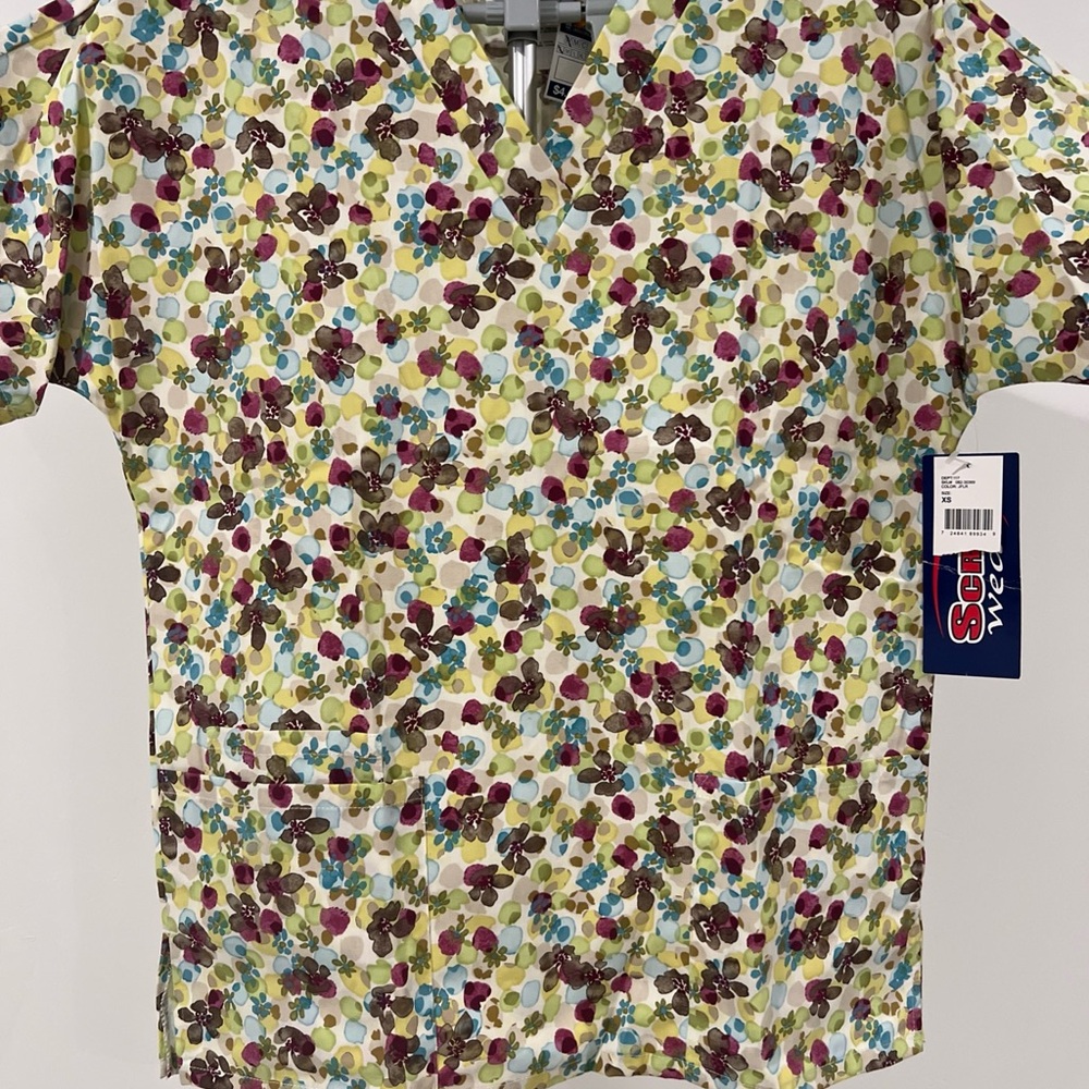Scrub Wear Multicolor Floral Scrub Top with 3 Front Pockets size xsmall New